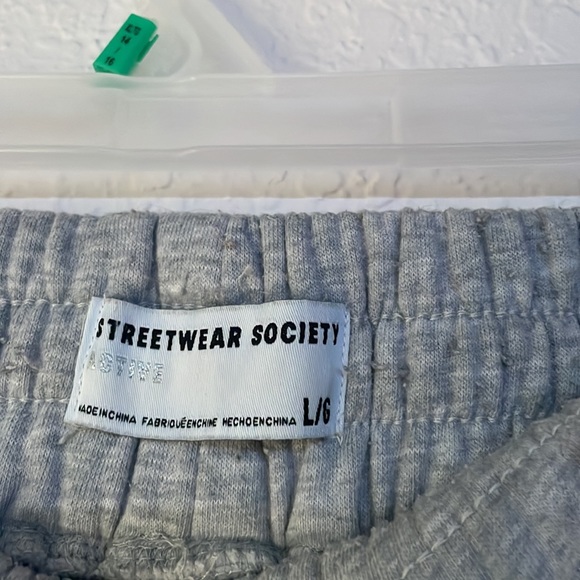 Lightly worn grey sweatpants - Picture 3 of 3